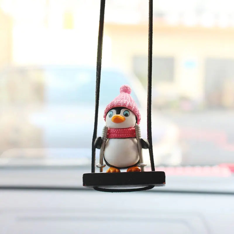 Décoration suspendue de voiture en forme de pingouin en traîneau pivotant