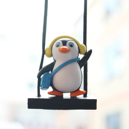 Décoration suspendue de voiture en forme de pingouin en traîneau pivotant