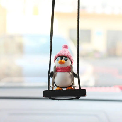 Décoration suspendue de voiture en forme de pingouin en traîneau pivotant